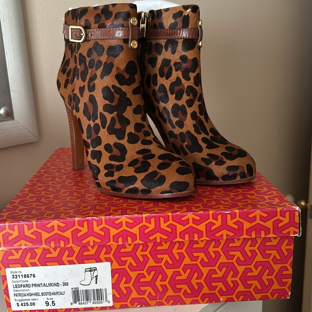Beautiful leather and calf hair Tory Burch Leopard ankle boots!